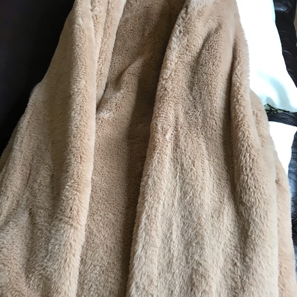 🎉FAUX-FUR JACKET🎉 - Picture 8 of 11